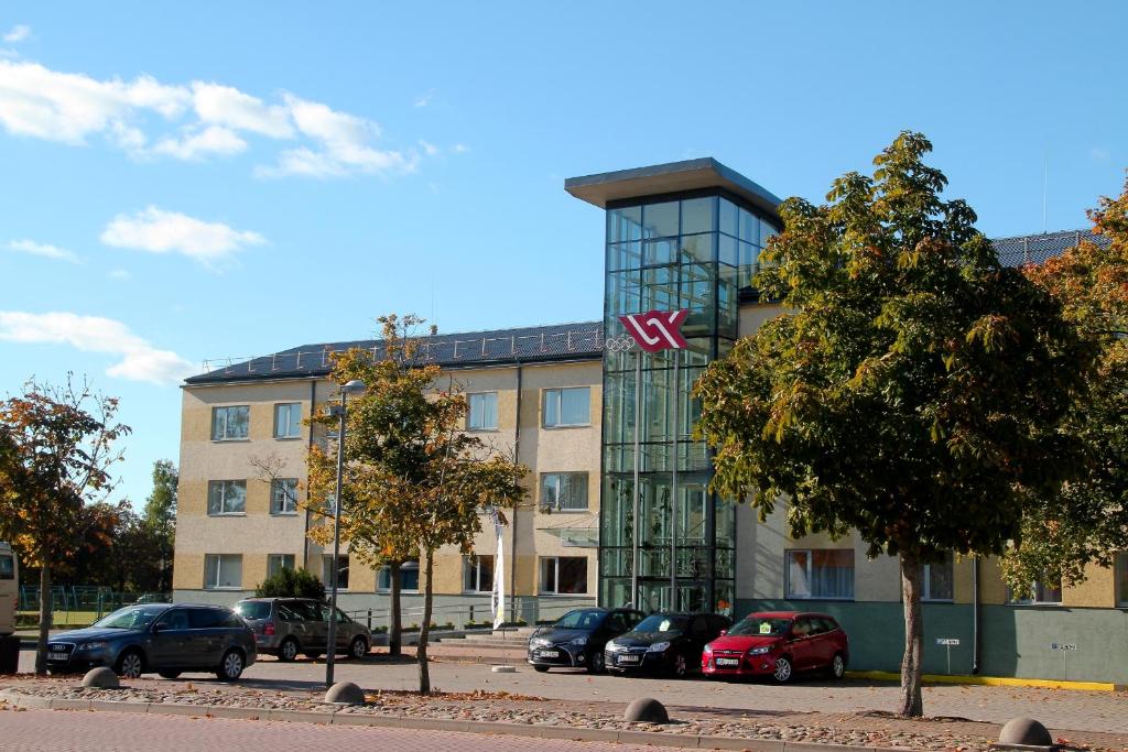 文茨皮尔斯Olimpiska Centra Ventspils Hotel的建筑的侧面有x号