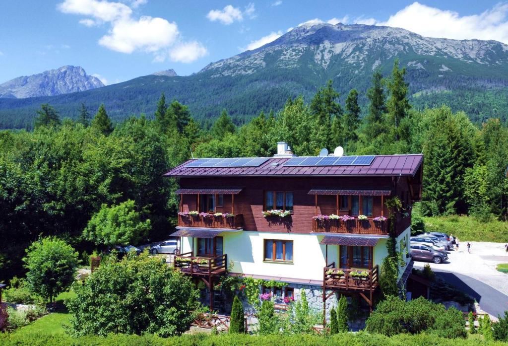 诺维斯莫克维克Vila Limba的一座房子,上面有太阳能电池板,后面有山