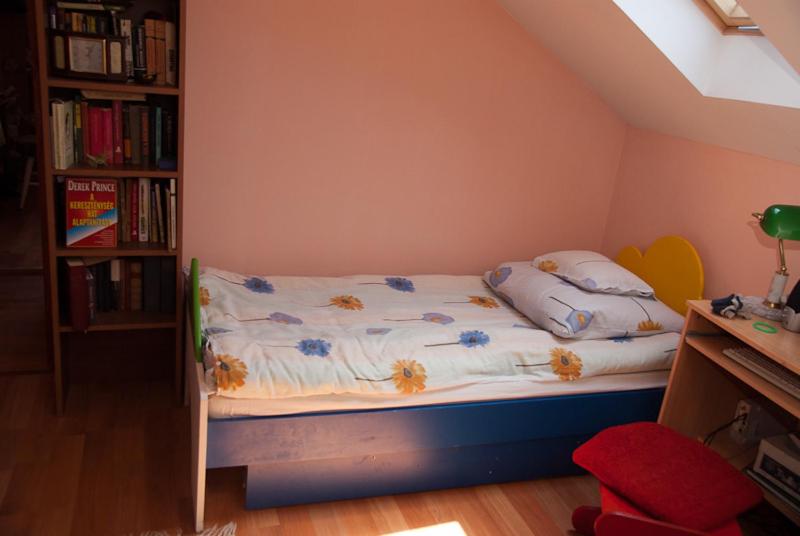 Kincsem Apartman客房内的一张或多张床位