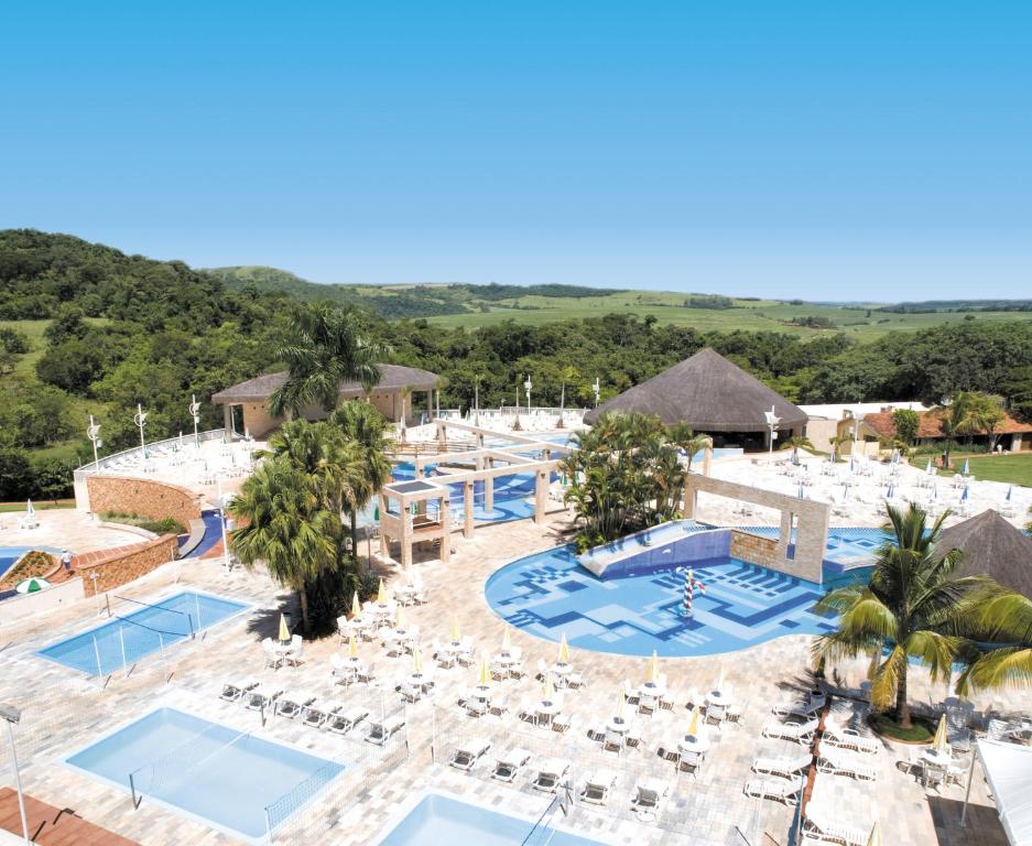科内利乌-普罗科皮乌Aguativa Golf Resort的享有度假村游泳池的空中景致
