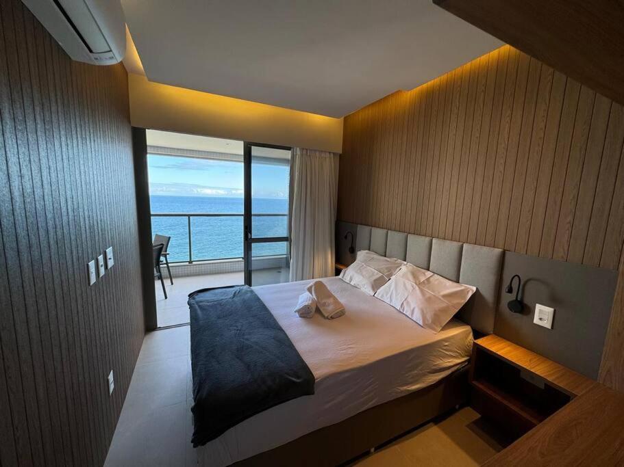 萨尔瓦多Apartamento Salvador BC1309 Pé na Areia Vista Mar Barra Ondina的一间卧室设有一张床,享有海景