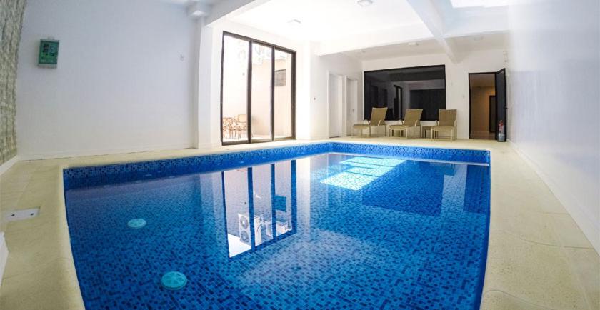 XanxerêSeville Park Hotel的一座大游泳池