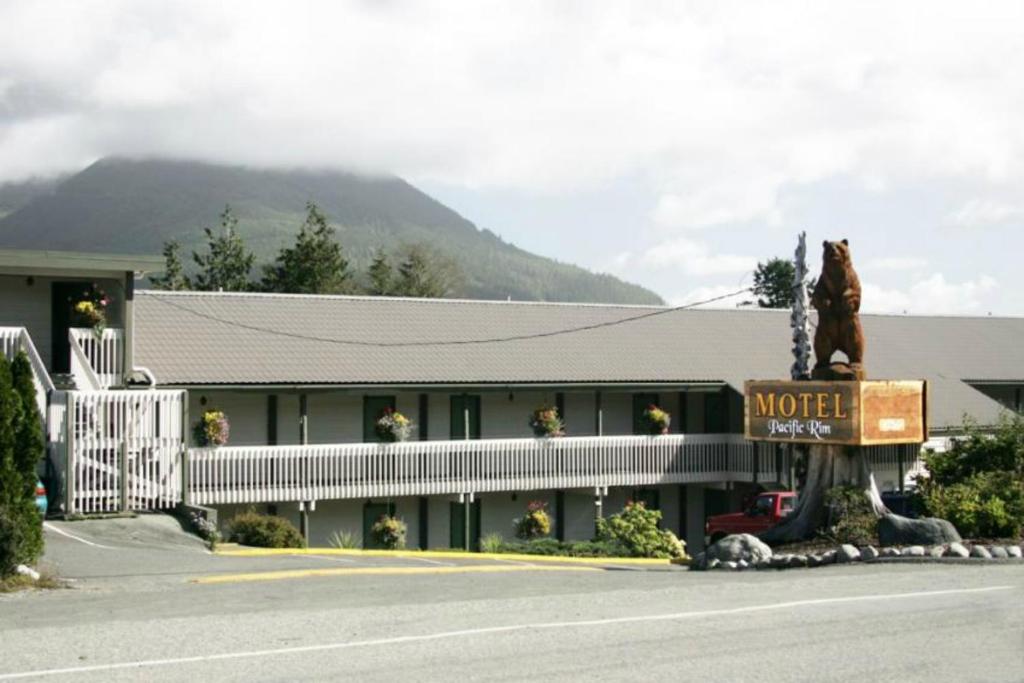 尤克卢利特环太平洋汽车旅馆的前面有熊雕像的酒店