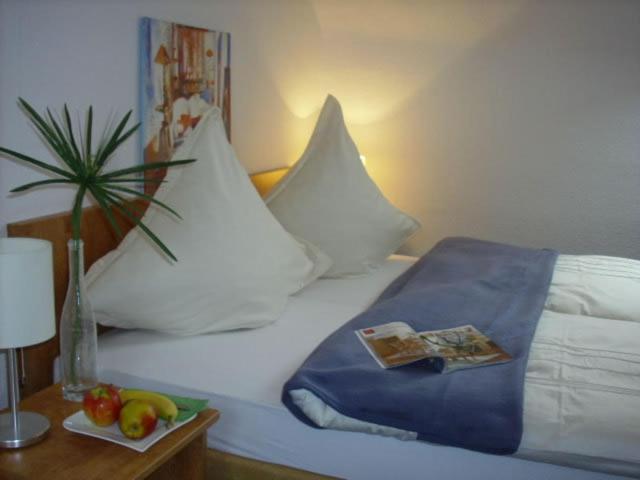 维利希加尼怎特拉尔酒店的一张桌子上带水果盘的床