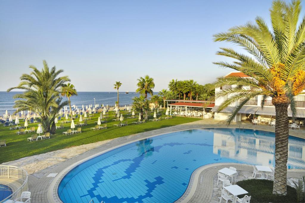 帕福斯Akti Beach Hotel & Village Resort的享有度假村游泳池的顶部景致