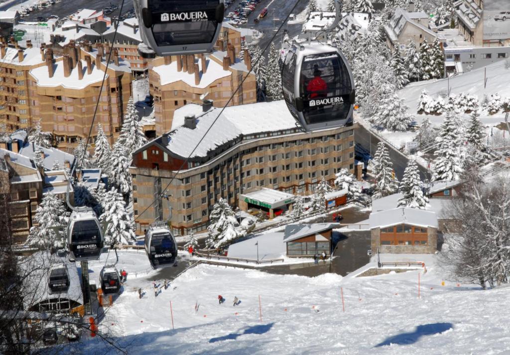巴奎伊拉-贝莱特布兰克图克酒店的雪覆盖的城市的滑雪缆车