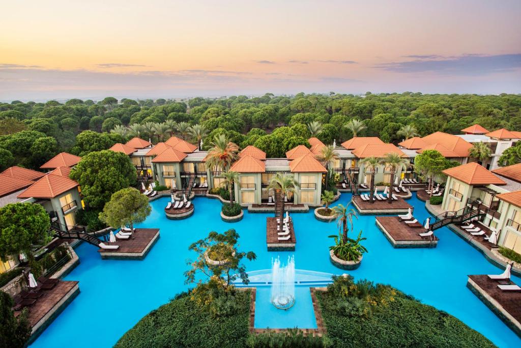 拉瑞IC公寓酒店的享有蓝色泳池的度假村的空中景致
