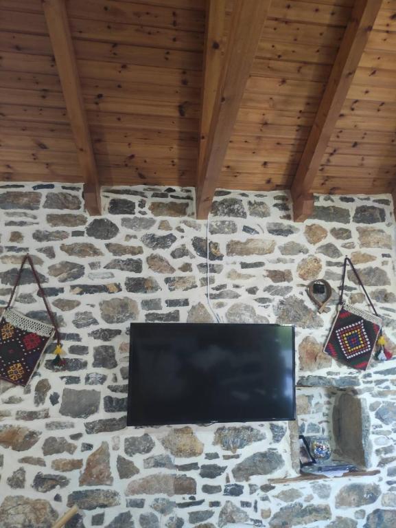 Πέτρινο Αλώνι的电视和&#47;或娱乐中心