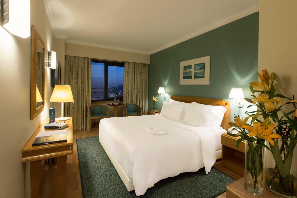 里斯本SANA酒店的酒店客房设有一张白色大床和一个窗户。