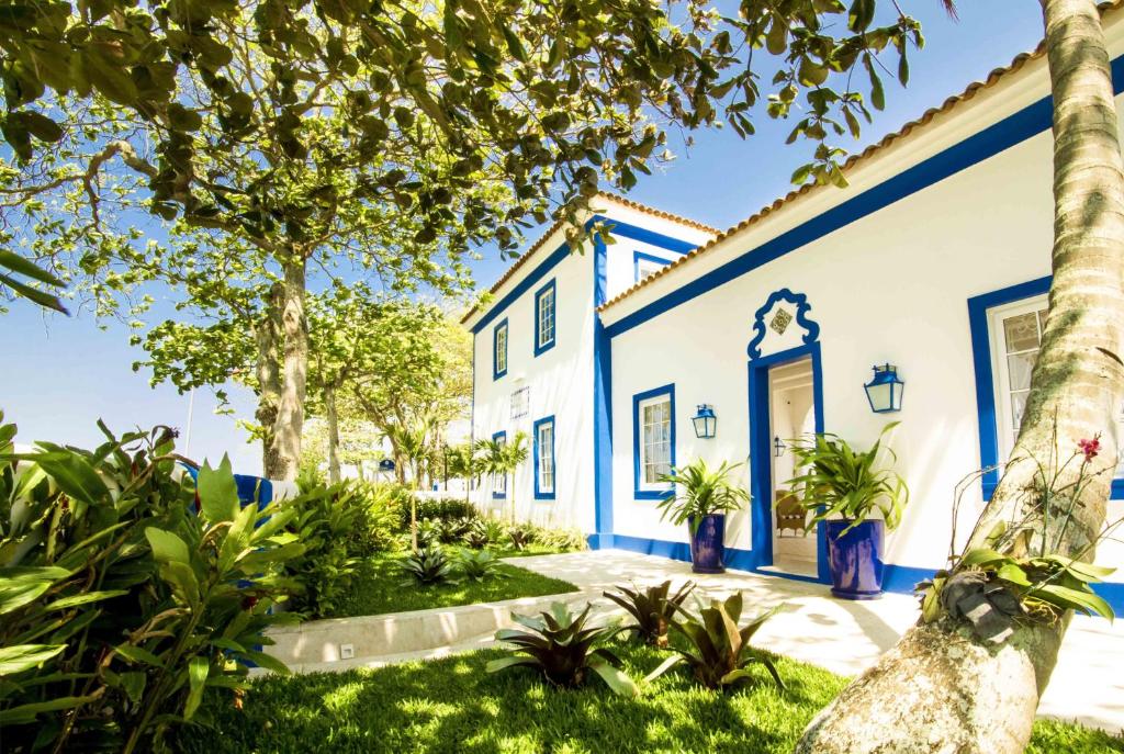 卡波布里奥索拉杜阿科酒店的棕榈树蓝色白色房子