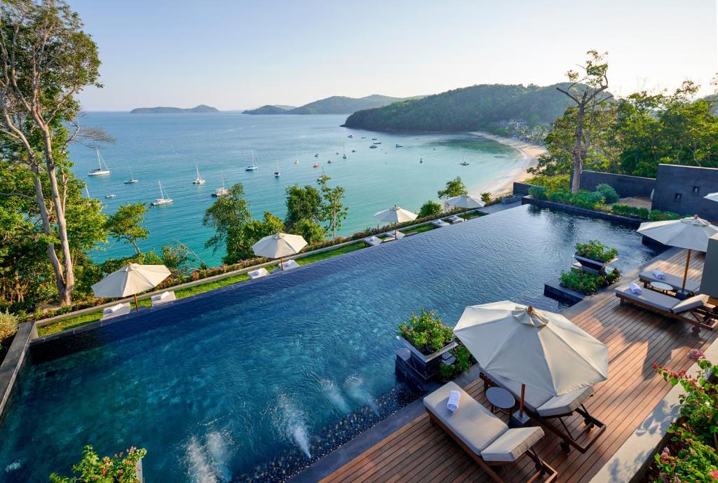 攀瓦海滩V Villas Phuket, MGallery的一个带遮阳伞的无边游泳池,享有大海美景