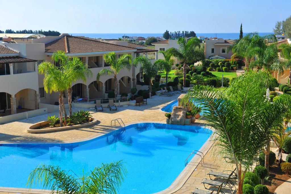 曼德里尔阿芙罗狄蒂沙滩度假村的享有带游泳池的度假村的空中景致