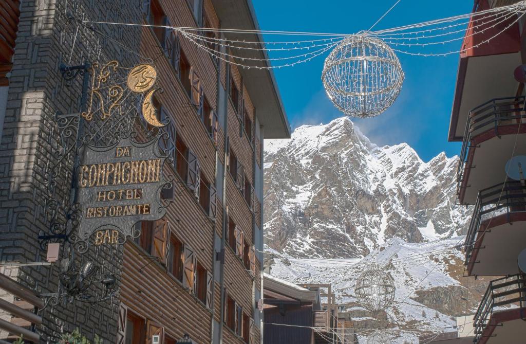 布勒伊-切尔维尼亚Hotel Da Compagnoni的从街道上欣赏到壮丽的山景