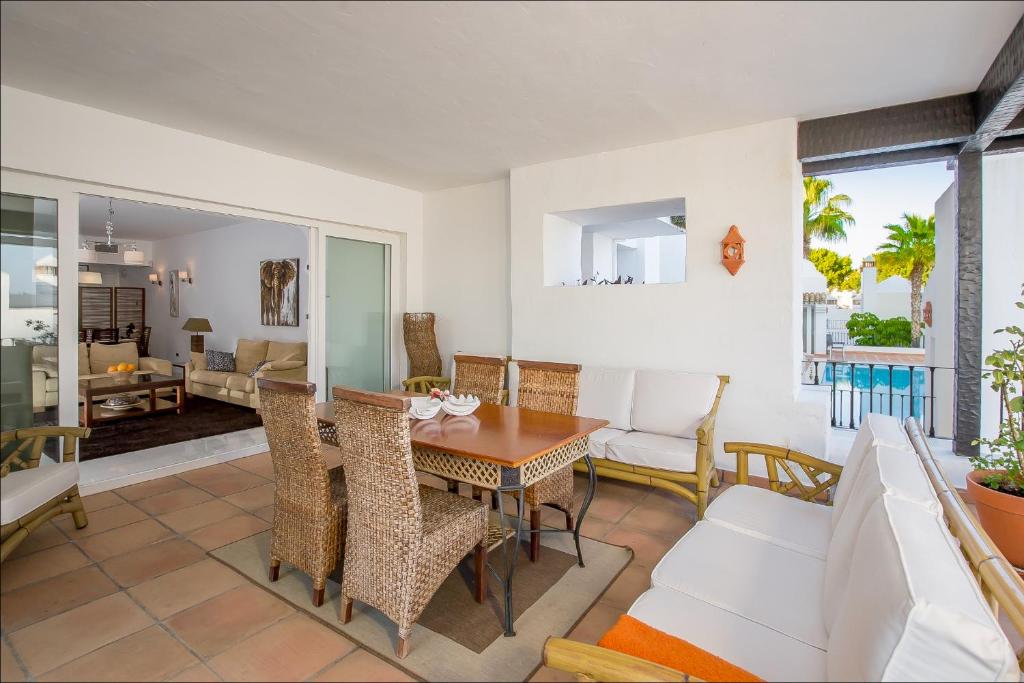 多列毛利诺斯Torremolinos Apartment的一间带桌椅的用餐室和一间客厅