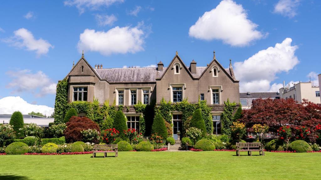 邓多克Ballymascanlon Hotel and Golf Resort的前面有草坪的大房子