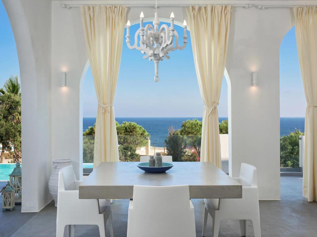 卡马利阿德里别墅的一间带桌椅和吊灯的用餐室