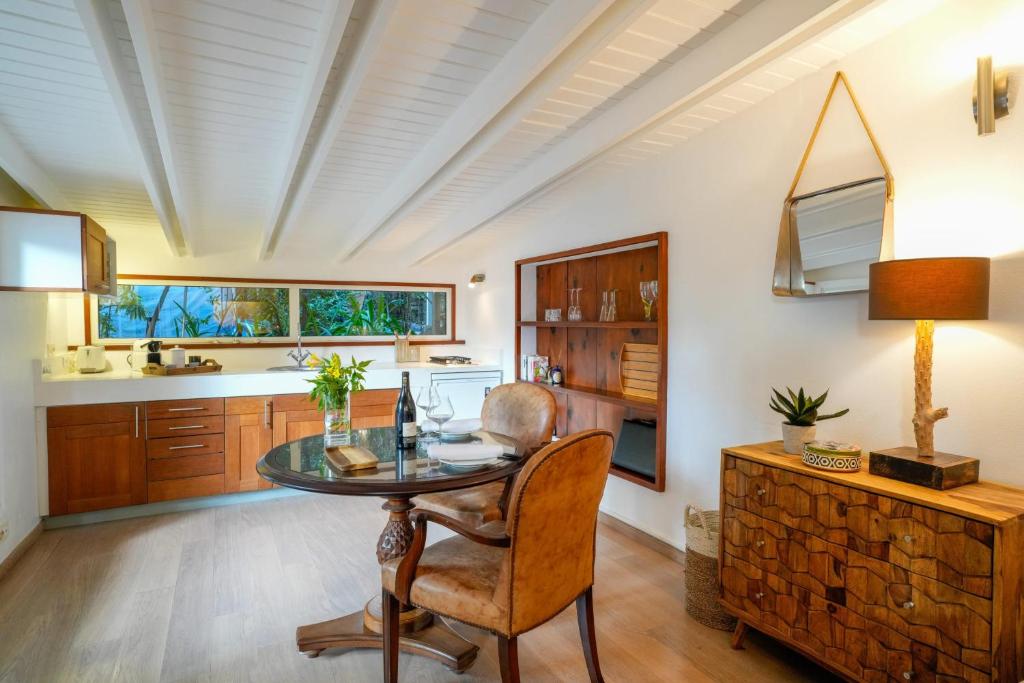 Saint BarthelemyRomantic Bungalow near Beach with Shared Pool的厨房配有桌椅和柜台。