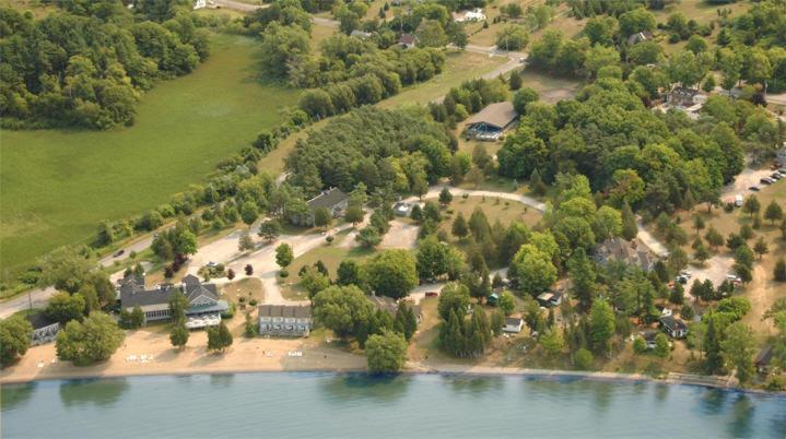 皮克顿伊赛亚舒塔布斯度假村的湖岸房屋的空中景观