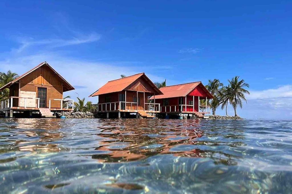 巴拿马城Private Cabin Over the Water PLUS Meals - San Blas Islands - private bathroom的水中岛上的三座房子