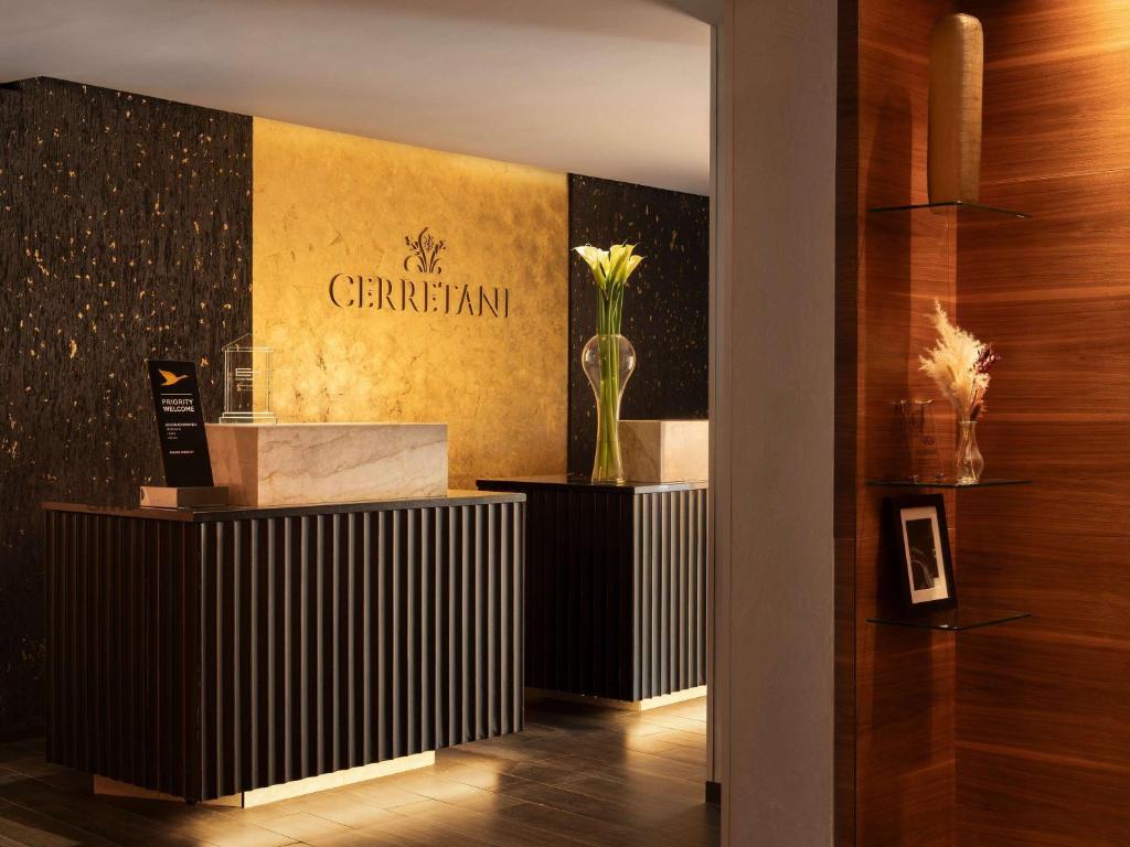 佛罗伦萨Hotel Cerretani Firenze - MGallery Collection的墙上花瓶的大堂