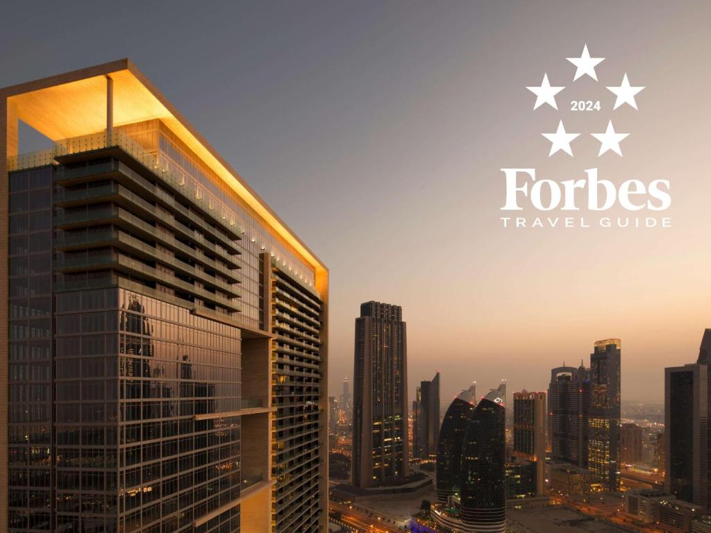 迪拜Waldorf Astoria Dubai International Financial Centre的城市高楼的景色