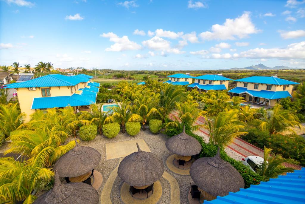 贝尔马尔毛里求斯兰花别墅酒店的享有带遮阳伞的度假村的空中景致