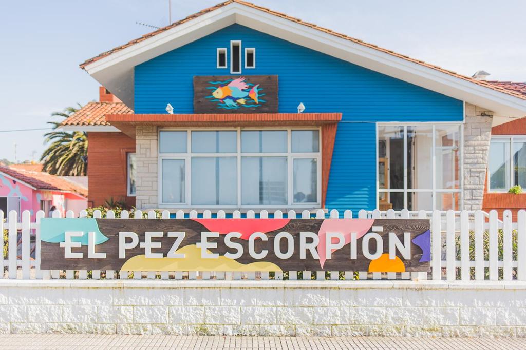 萨利纳斯El Pez Escorpion的前面有白色围栏的蓝色房子