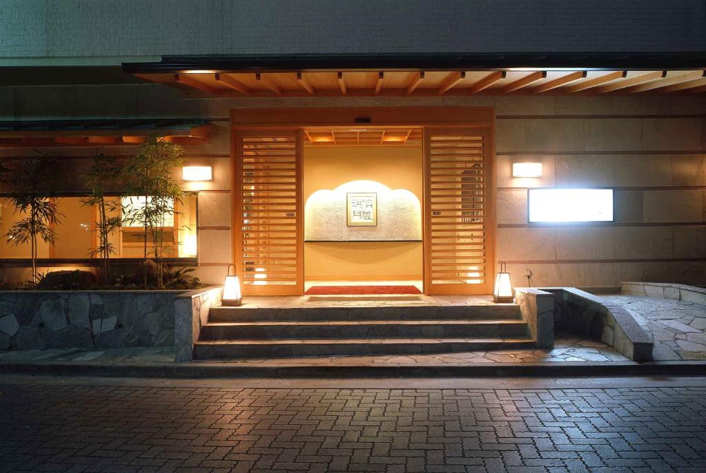 箱根箱根水明荘的大楼的前门,有楼梯和灯