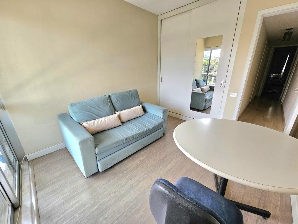 里约热内卢Quarto Aconchegante的客厅配有沙发和桌子