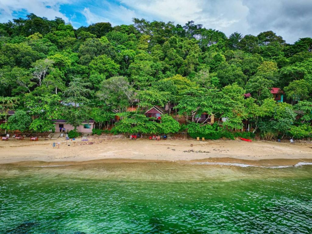 俊穆岛Kohjum Seafront Resort的海滩上房屋的空中景致