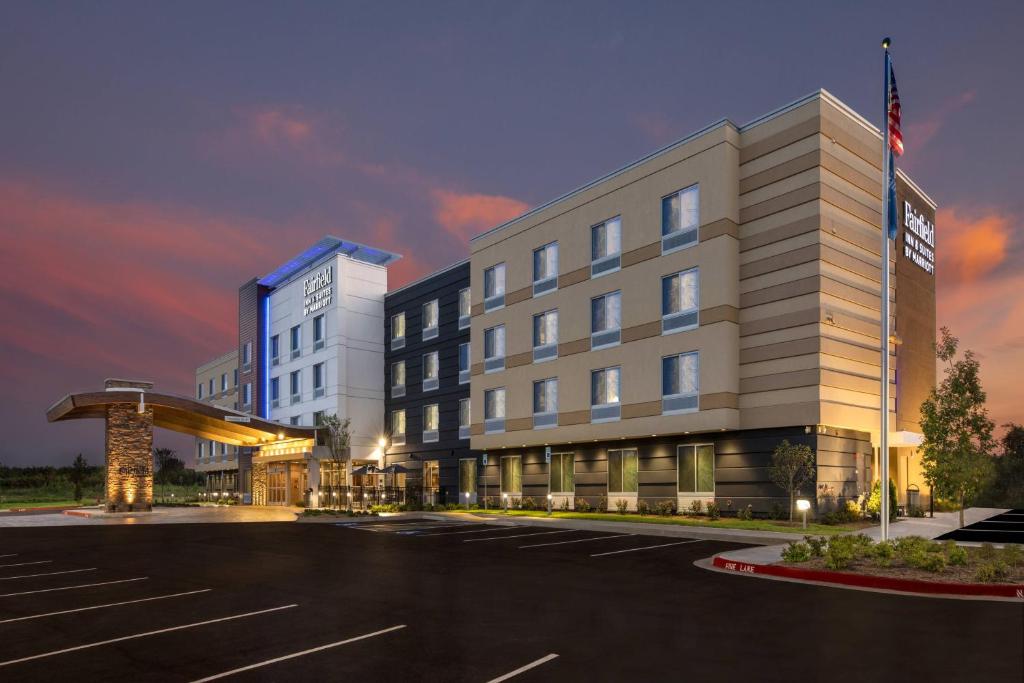 小石城Fairfield Inn & Suites by Marriott Little Rock Airport的停车场酒店 ⁇ 染