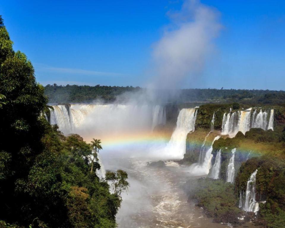 伊瓜苏Itaipu Hotel的瀑布底部的彩虹