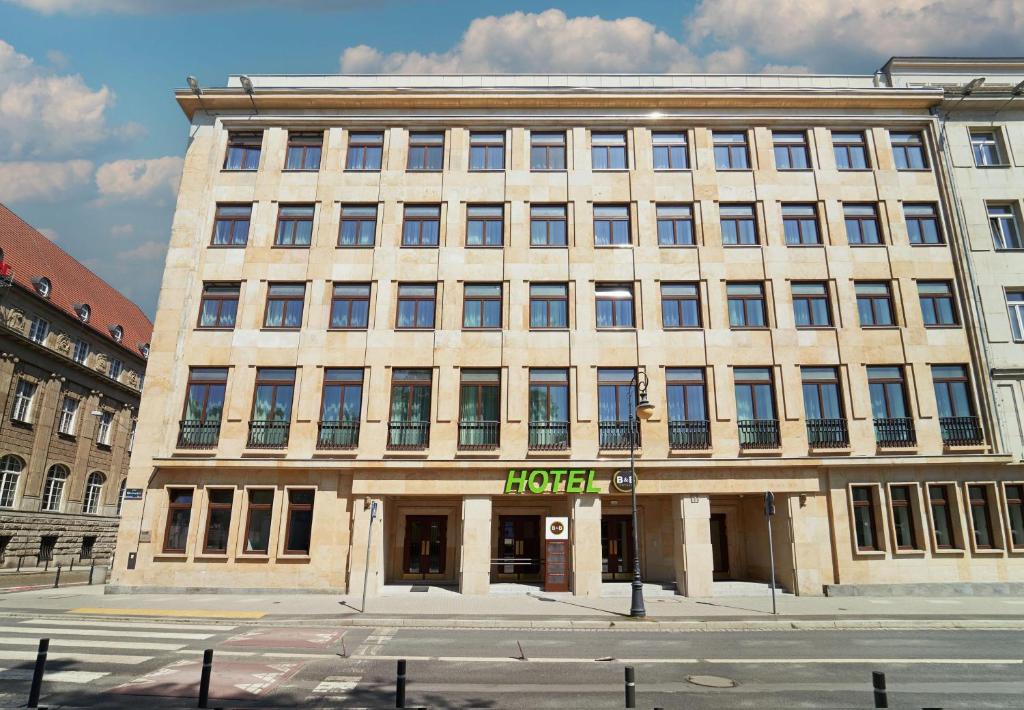 波兹南B&B Hotel Poznań Old Town的一座大型砖砌建筑,上面有酒店标志