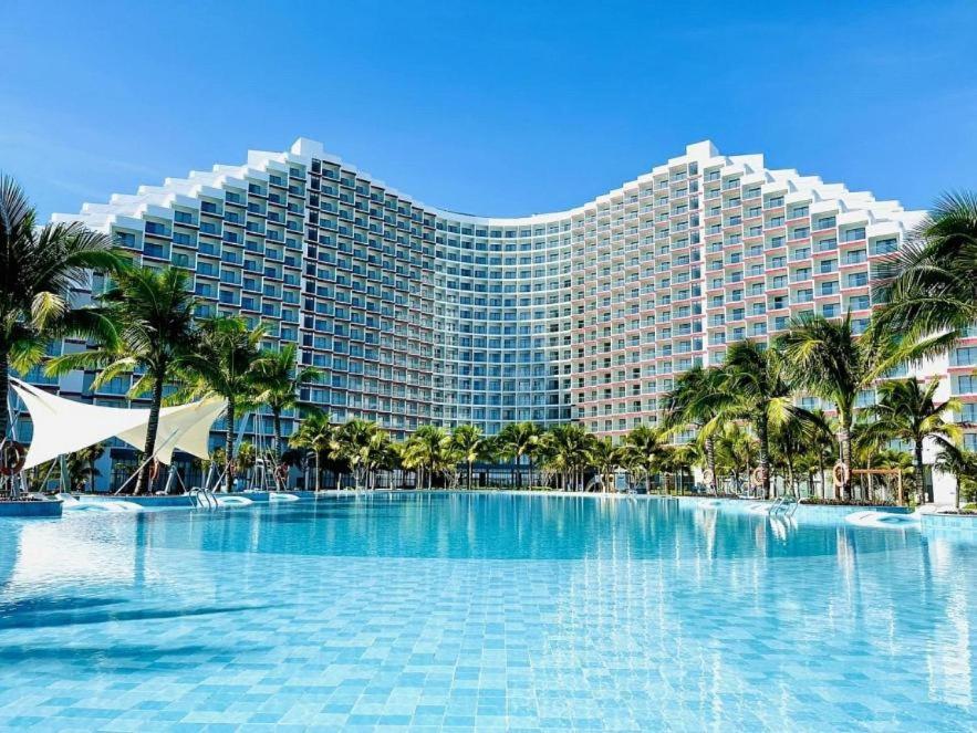 Thôn Hòa ÐaArena Cam Ranh Beach Resort的一座大型度假建筑,设有大型游泳池