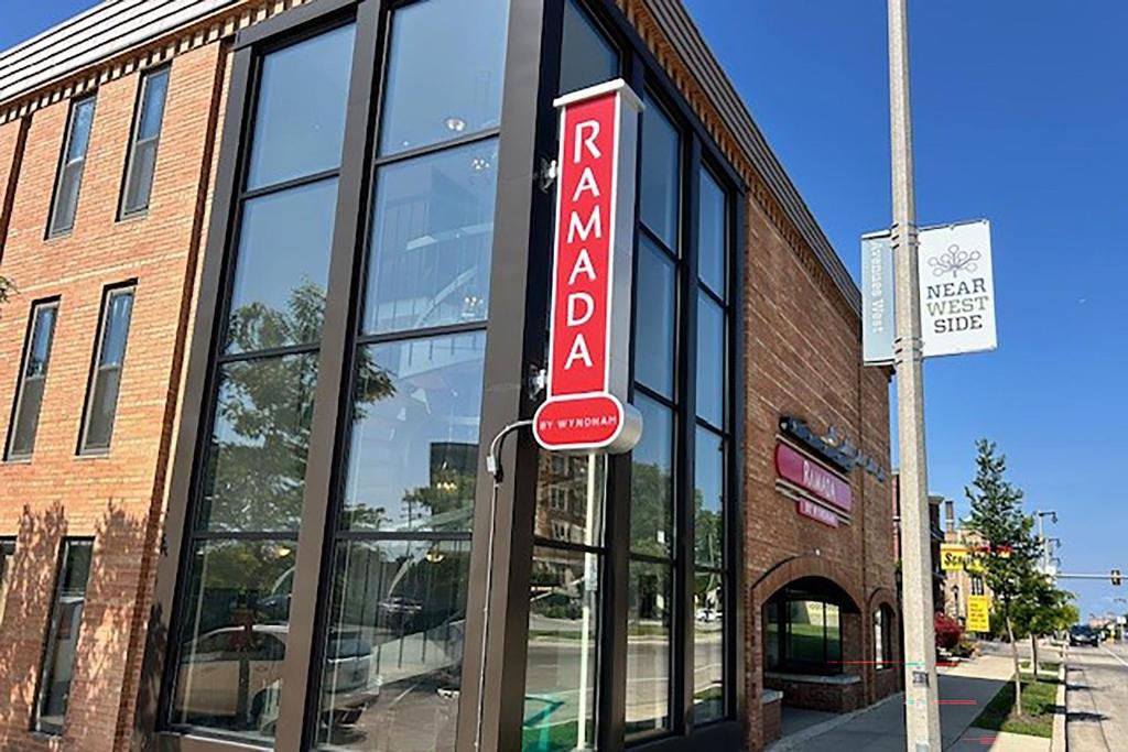 Ramada by Wyndham Milwaukee的证书、奖牌、标识或其他文件