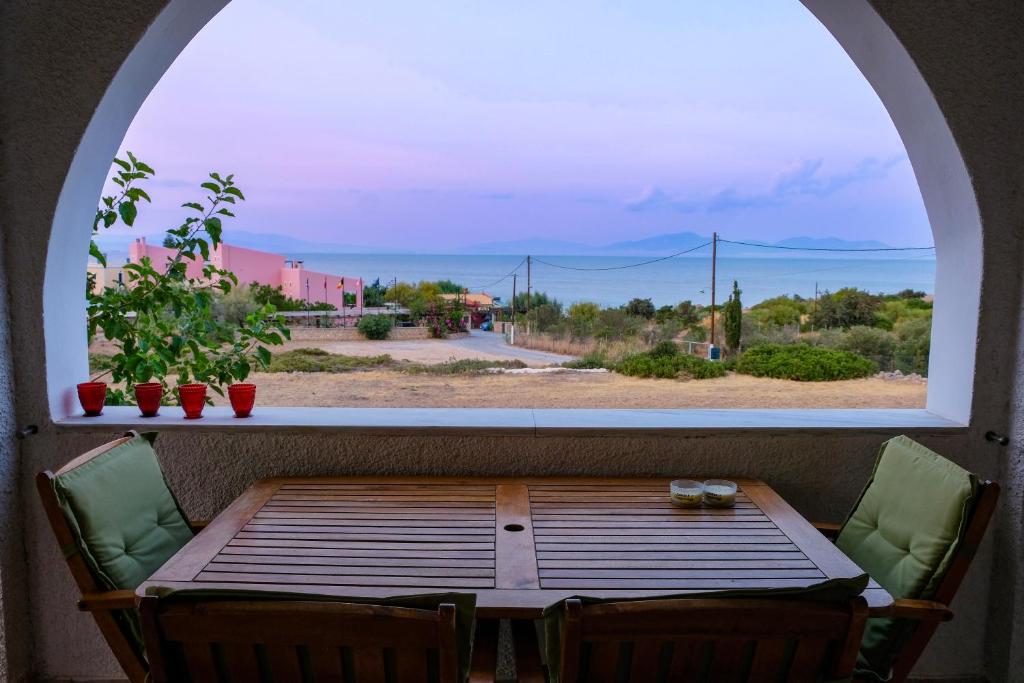 ÁyioiSpacious holiday house with seaview and garden的窗户配有桌子,享有海景