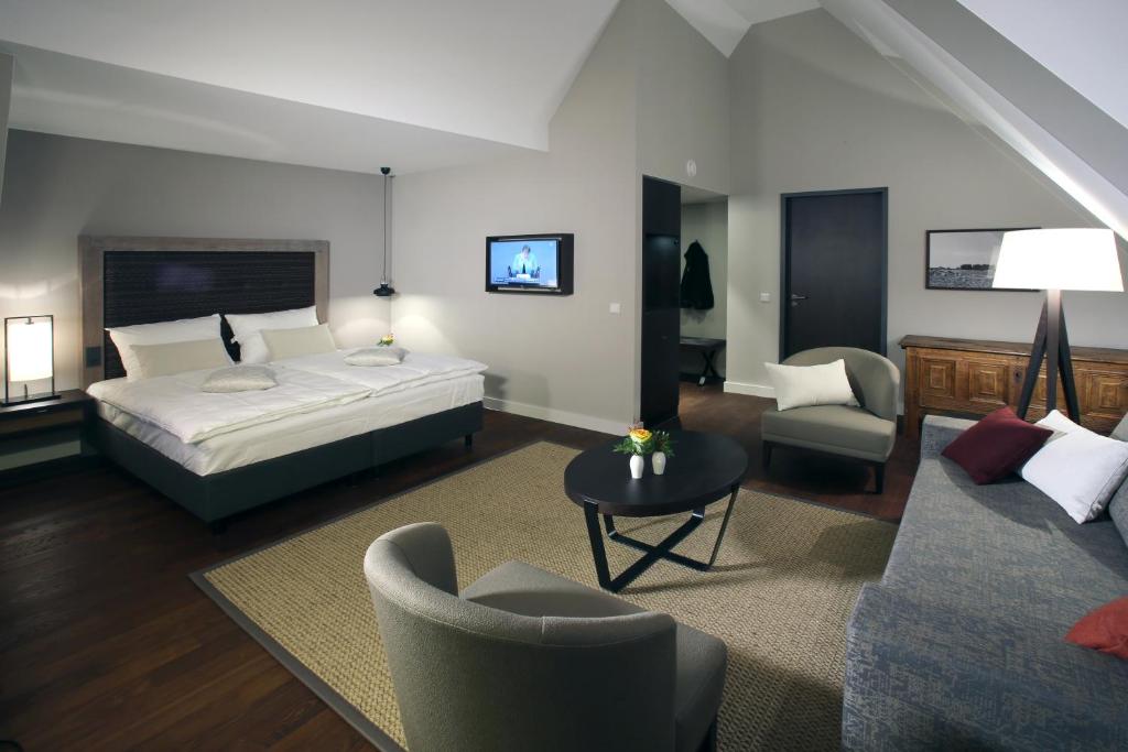 赖因贝格Hotel am Fischmarkt的一间卧室设有一张床和一间客厅。