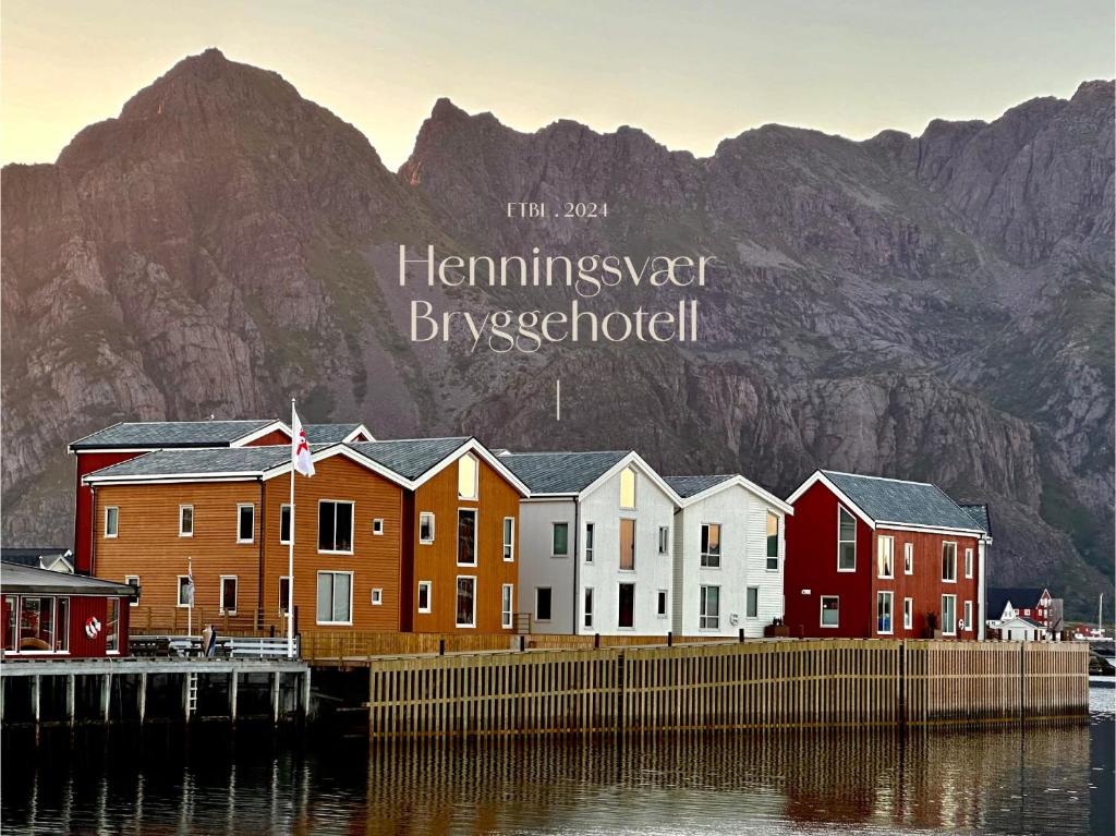 亨宁斯韦尔Henningsvær Bryggehotell - by Classic Norway Hotels的山前的一排房子