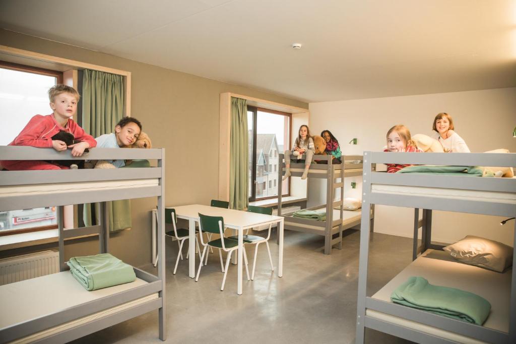 科特赖克格洛宁格旅舍的一群儿童在一张双层床位上