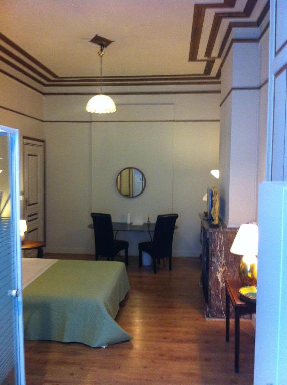布鲁塞尔瑞斯登18号旅馆的配有一张床和一张桌子及椅子的房间