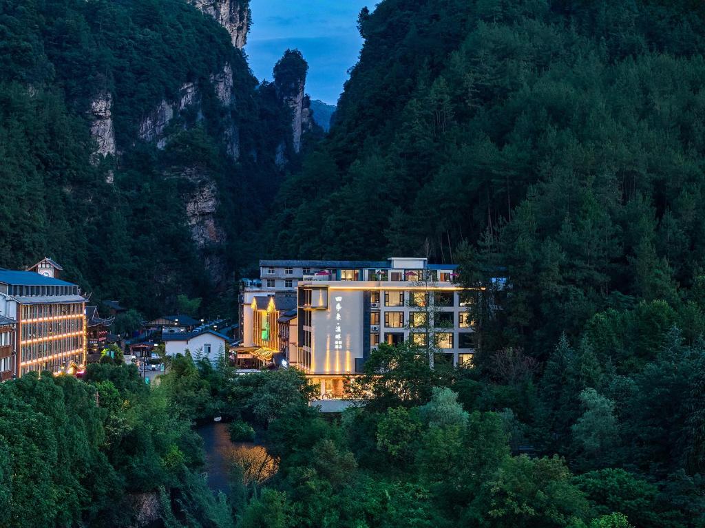 张家界Zhangjiajie Utopia Hotel的山中一座大建筑