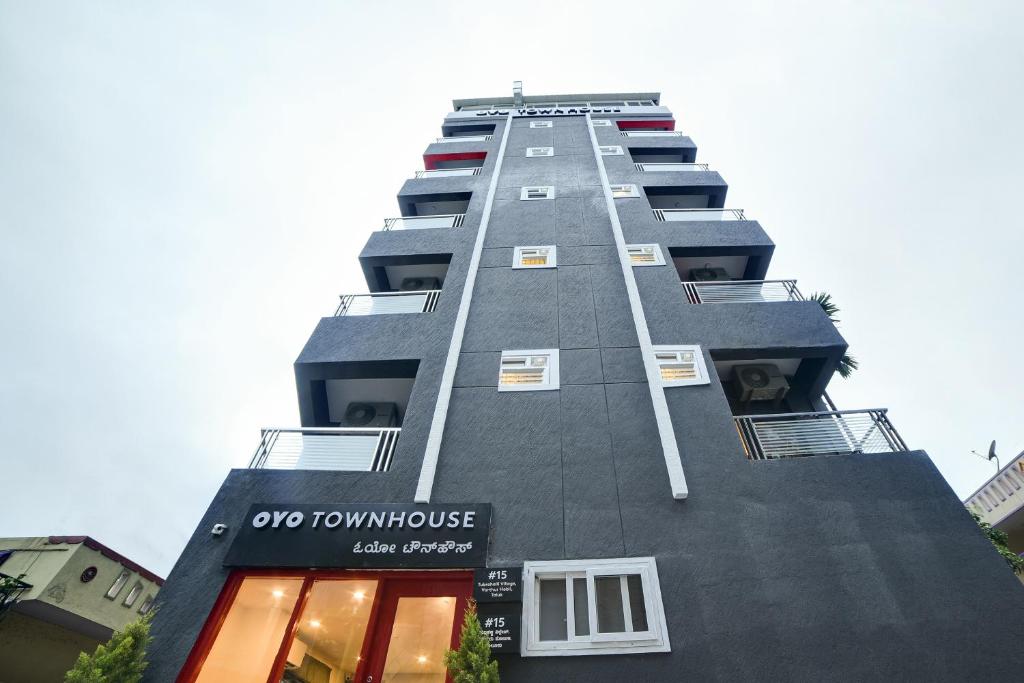 班加罗尔Townhouse Varthur Main Road Near Nexus Whitefield (The Forum Neighbourhood Mall)的一座高大的黑色建筑,上面有标志