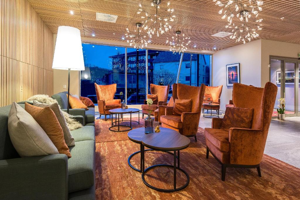 摩城赫尔玛克拉丽奥连锁酒店的大堂配有沙发、椅子和吊灯