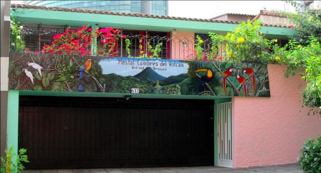 圣萨尔瓦多Hostal Cumbres de El Salvador的一座建筑,上面有车库标志