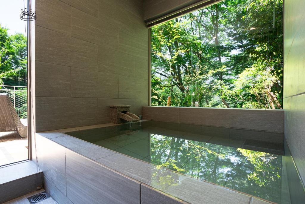 箱根Smart Villa Hakone Gora - Smart Villa 箱根強羅的一个带大窗户的房间内的游泳池