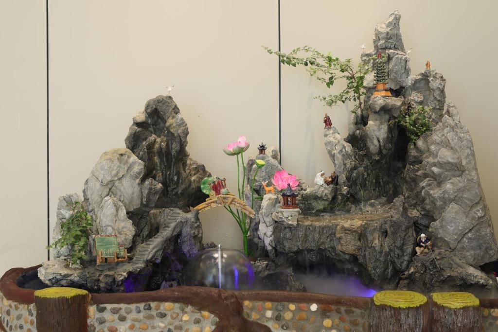 武汉怡佳商务酒店的一座假瀑布雕像，里面有花