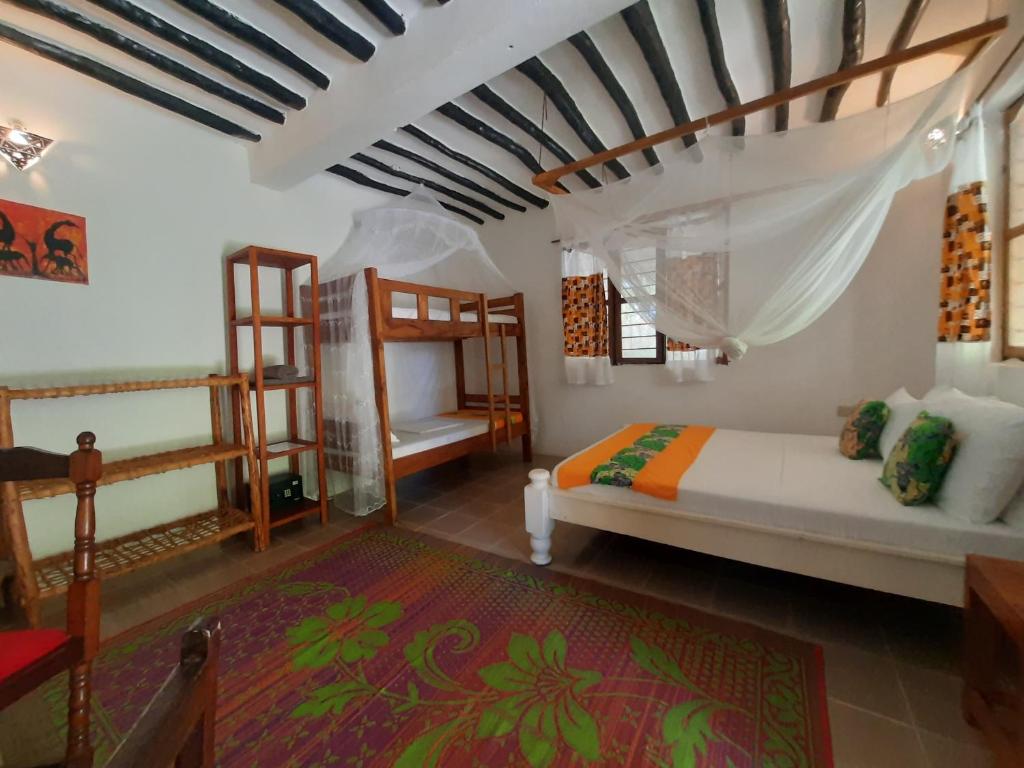 布韦朱Zanzibar Gem Beach Bungalows的一间卧室配有两张双层床。