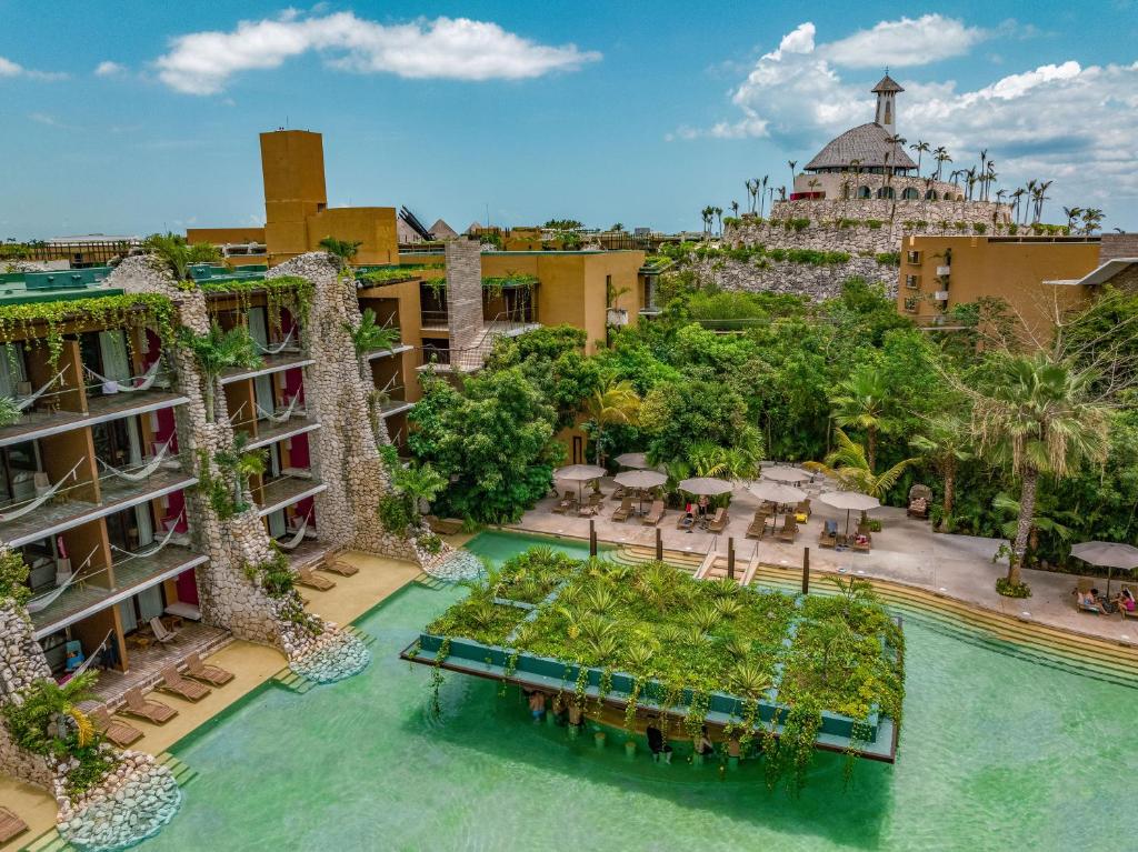 普拉亚卡门Hotel Xcaret Mexico All Parks All Fun Inclusive的享有度假村游泳池的空中景致