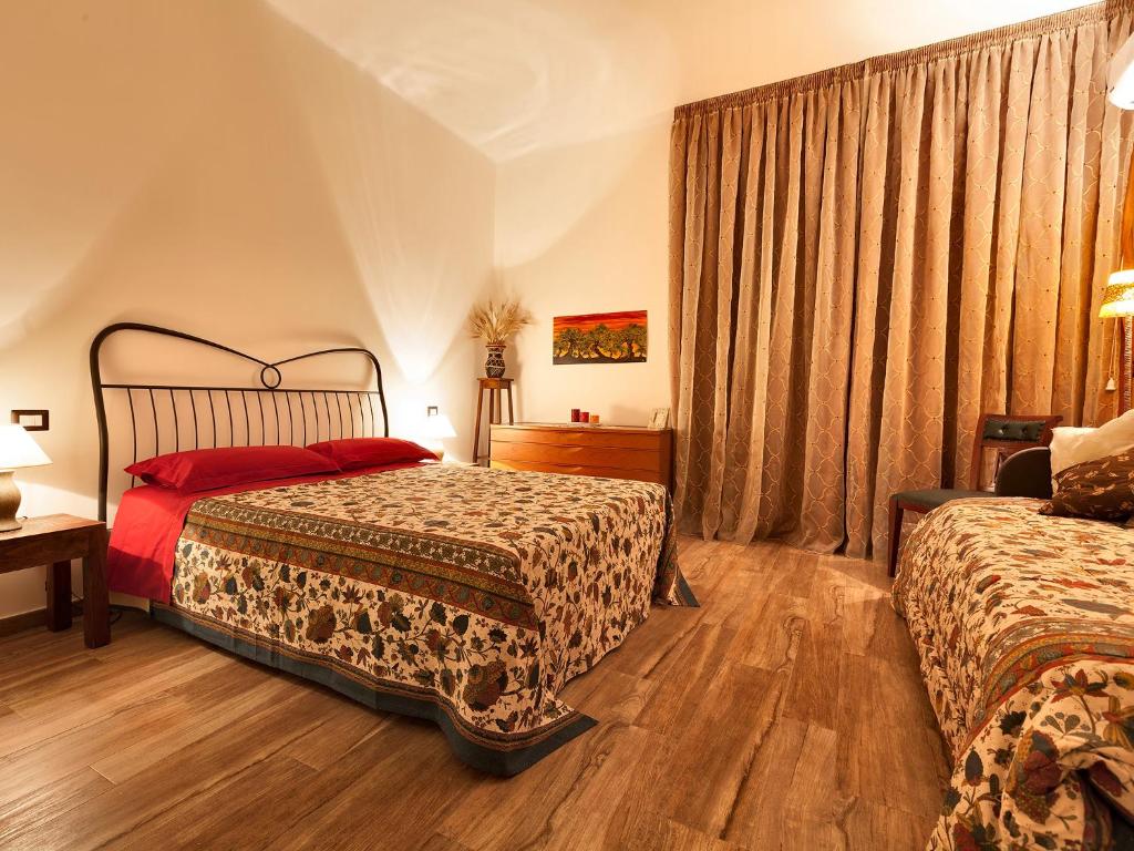 巴里罗塞拉住宿加早餐旅馆的酒店客房设有两张床和窗户。