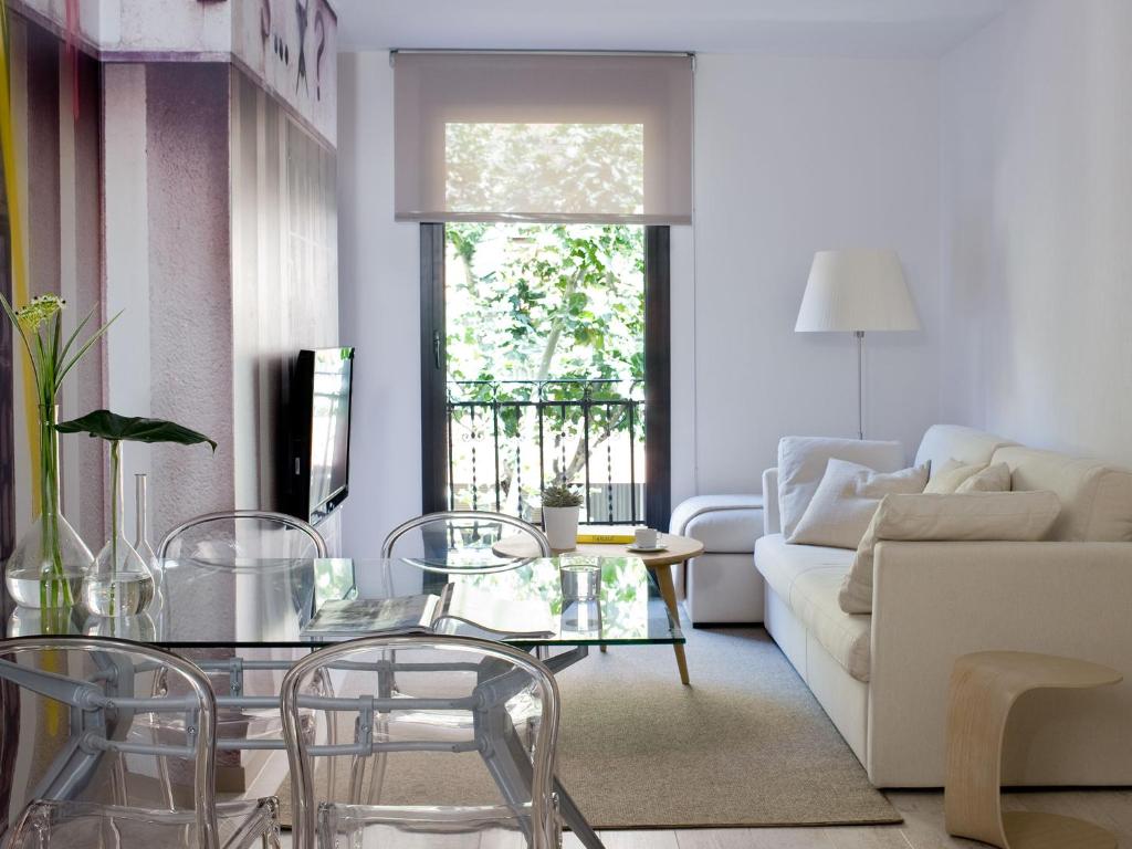 巴塞罗那埃里克维科尔精品公寓 - 圣家堂套房的客厅配有沙发和桌椅